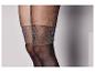Collants noirs avec une bande de paillettes argentées.