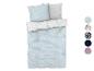 Une housse de couette bleue à motif floral avec des taies d'oreiller assorties.