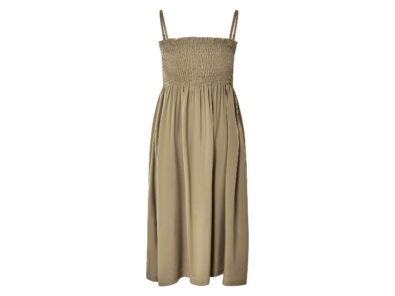 Robe d'été beige avec fines bretelles.
