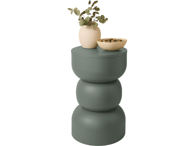 Vase décoratif vert en trois pièces avec des branches d'eucalyptus et un bol de galets.