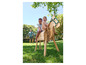 Deux enfants jouent sur un cheval en bois dans le jardin.