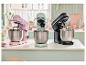 Trois robots culinaires rétro roses, vert menthe et noirs.