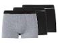 Trois boxers pour hommes: un gris, deux noirs, avec liseré blanc à la taille.