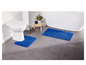 Deux tapis de bain bleus dans une salle de bain avec des toilettes et une baignoire.