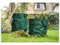 Deux sacs de jardin verts avec des feuilles dans un jardin.