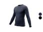 Un t-shirt à manches longues bleu foncé de style sportif.