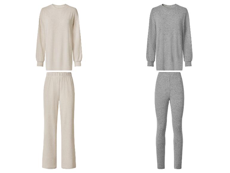 Deux ensembles de vêtements d'intérieur pour femmes : beige avec pantalon ample et gris avec leggings.