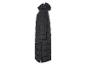 Un long manteau d'hiver noir à capuche.