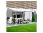 Pergola de terrasse blanche avec mobilier d'extérieur et pelouse verte près d'une maison.