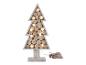Un sapin de Noël en bois avec des lumières et un sac en jute.