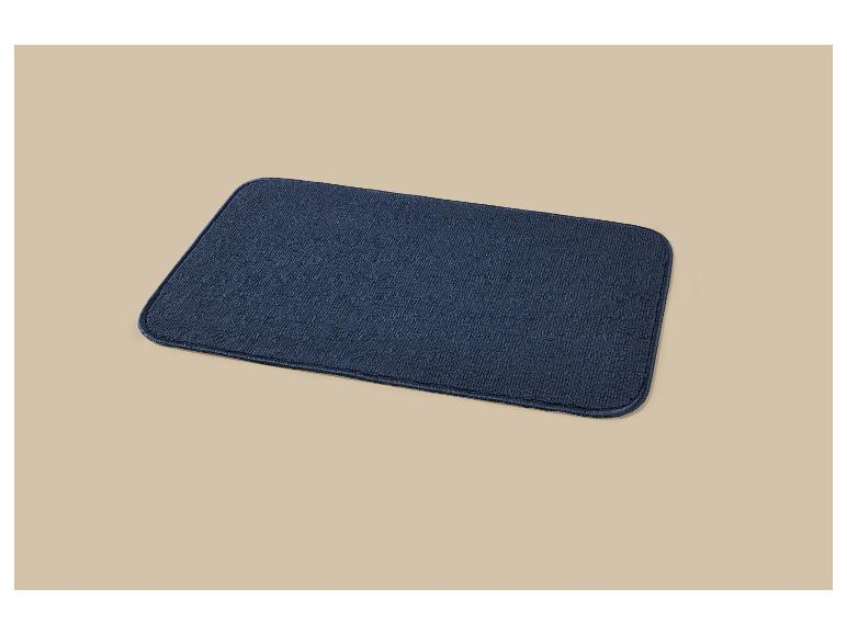 Paillasson ou tapis rectangulaire bleu marine sur fond beige.