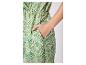 Robe verte et blanche à motif géométrique.