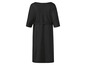 Une robe noire à manches trois-quarts avec une ceinture.