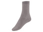 Une chaussette grise sur un fond blanc.