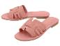 Sandales plates roses pour femmes avec un design de lanières entrelacées.