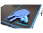 Deux raquettes de ping-pong bleues et trois balles sur une table de ping-pong Donic.