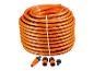 Tuyau d'arrosage orange enroulé avec des rayures noires, 50m (3/4'), et quatre raccords.