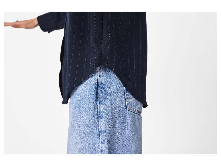 Chemise rayée foncée et jean clair