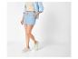 Shorts et baskets légers, style décontracté.