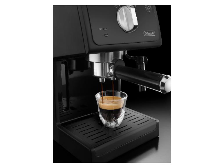 Machine à expresso De'Longhi noire préparant du café dans une tasse en verre.