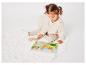 Un enfant joue avec un puzzle en bois sur le thème des animaux.