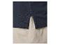 Un t-shirt bleu marine avec un pantalon beige.