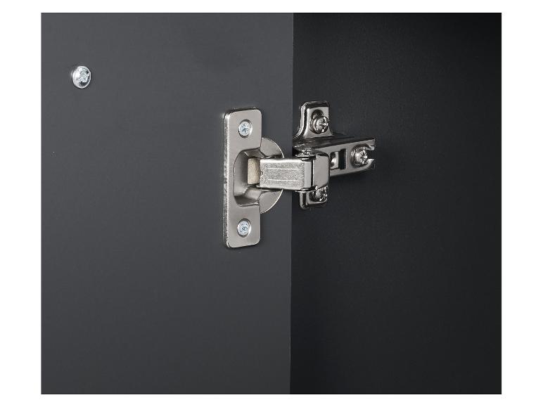 Gros plan sur une porte de placard gris foncé avec une charnière argentée.