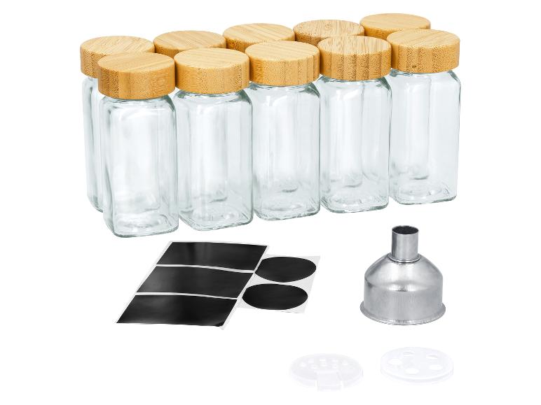 Ensemble de bocaux à épices en verre avec couvercles en bambou, entonnoir et étiquettes.