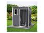 Abri de jardin gris avec porte ouverte, montrant des outils de jardinage, posé sur une base en béton sur une pelouse.