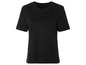Un t-shirt noir à manches courtes.