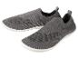 Deux paires de chaussures grises en tricot.