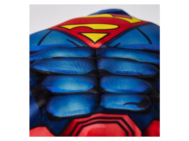 Haut de costume de Superman avec un design bleu et rouge et un logo S jaune