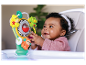Bébé joue avec un jouet Infantino aux animaux.