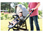 Un bébé dans une poussette Graco dans le parc.