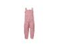 Barboteuse bébé rose en tricot avec bretelles et boutons en bois.
