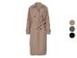 Trench-coat beige avec ceinture et boutons.