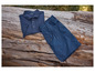 Un polo bleu marine Livergy et un pantalon sur une bûche de bois.