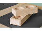 Deux blocs de construction beiges avec surfaces velcro, empilés sur une surface sombre.