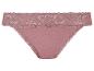 Une culotte rose avec de la dentelle.