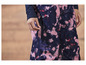 Gros plan d'un pantalon tie-dye rose et bleu avec une fermeture éclair.