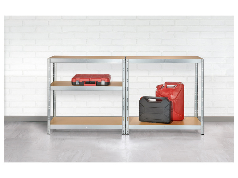 Deux étagères métalliques avec une boîte à outils rouge et un bidon rouge.