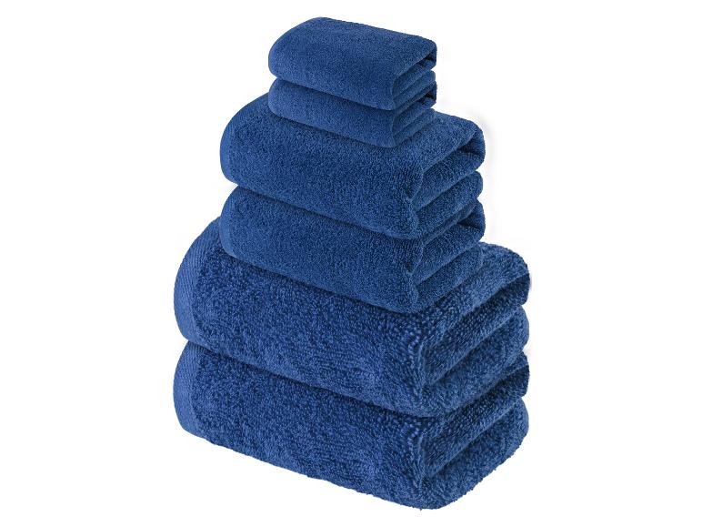 Ensemble de serviettes de bain bleu foncé.