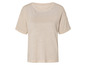 Un t-shirt beige à manches courtes.