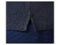 Polo et pantalon bleu marine : détail de la texture du tissu.