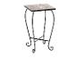 Petite table d'appoint avec plateau mosaïque et piétement en métal noir.