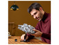 Un homme tient un LEGO Star Wars Millennium Falcon.