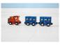 Une locomotive rouge avec un lapin et deux wagons bleus d'un train en bois.