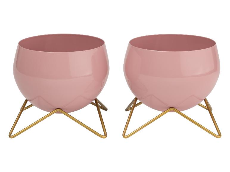 Deux pots roses sur pieds dorés.