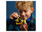 Un enfant joue avec un bulldozer LEGO Technic jaune.