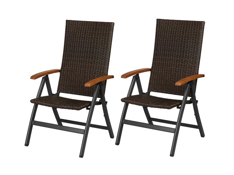 Deux chaises de jardin pliantes marron aspect rotin avec accoudoirs en bois.
